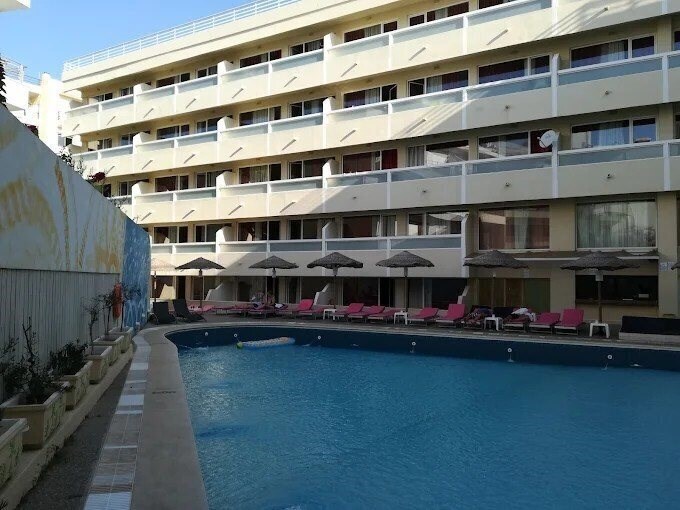 Готель Continental Apartments 4*